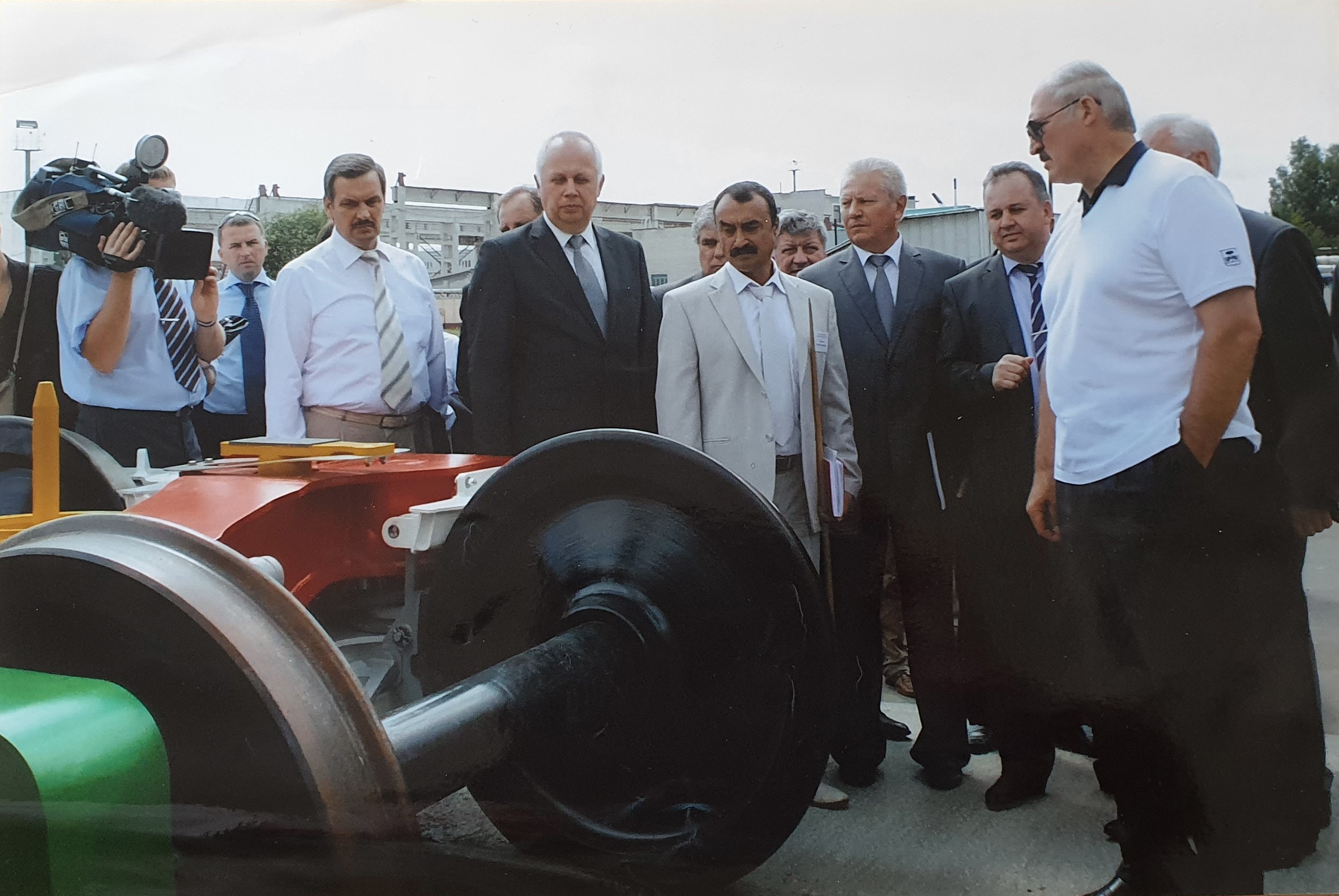 На переднем плане справа налево: 1-Лукашенко, 2-Кушнарев, 4-главный инженер ОВЗ, 5-Сивак, 6-Калинин