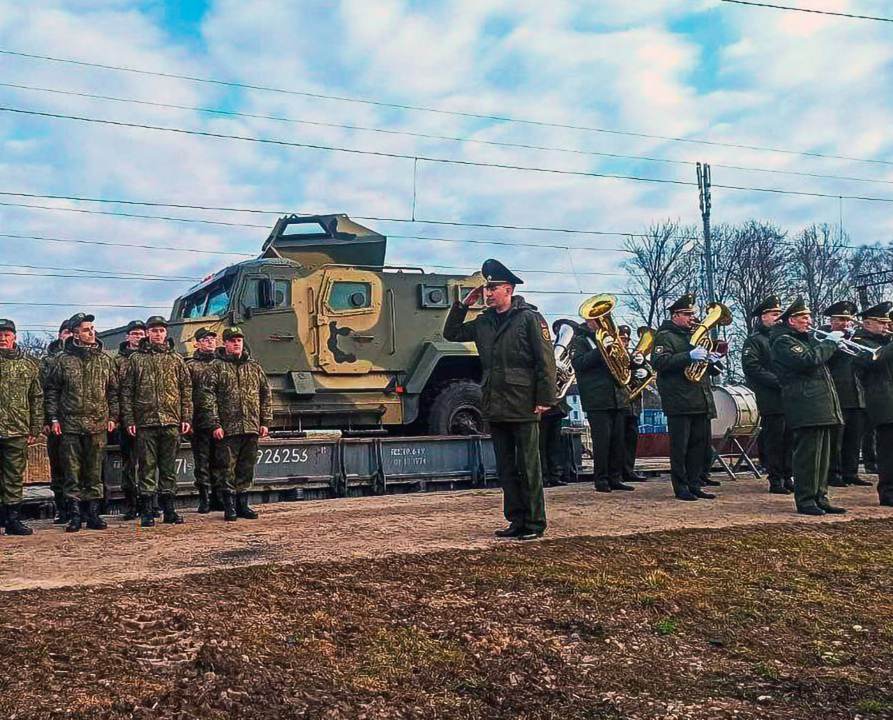 1 - Фотографии с места встречи российских военных после прибытия и разгрузки воинского эшелона №961 на станции Озерище